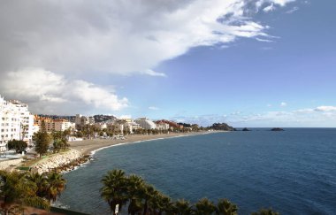 Akdeniz kıyılarında öğle vakti, San Cristobal, Almunecar, Costa Tropical, Granada, Endülüs, İspanya plajı ve kayasının yanında.