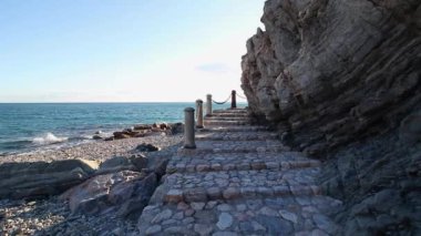 Almuecar, Granada, Endülüs, İspanya 'daki Akdeniz' in tropikal kıyılarının videosu