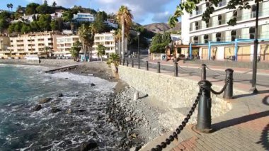 Almuecar, Granada, Endülüs, İspanya 'daki Akdeniz' in tropikal kıyılarının videosu