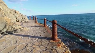 Almuecar, Granada, Endülüs, İspanya 'daki Akdeniz' in tropikal kıyılarının videosu