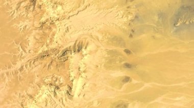 Siyahlı kadın, çöldeki petrol kirliliğinin alegorisi, soyut doğaüstü Afrika çöllerinin havadan çekilmiş videosu, soyut ve mecazi anlamda,