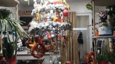 Çelenkler ve Noel motifleriyle süslenmiş mağaza vitrinlerinin videosu