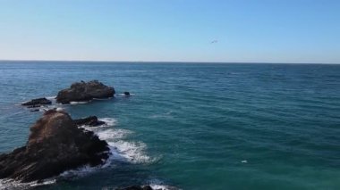 Almuecar, Granada, Endülüs, İspanya 'daki Akdeniz' in tropikal kıyılarının videosu