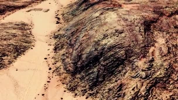 岩の上を歩きアフリカの砂漠の抽象的な自然主義的なビデオを空気から抽象から比喩へと — ストック動画