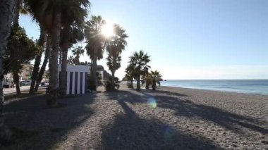Almuecar, Granada, Endülüs, İspanya 'daki Akdeniz' in tropikal kıyılarının videosu