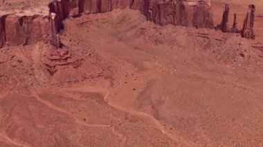 Amerika 'nın çöllerinin, Navajo topraklarının, ABD ulusal parklarının manzaralarının videosu.