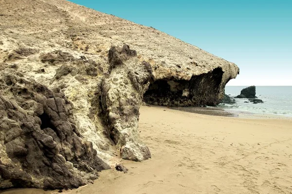 熔岩的舌头被海水侵蚀 汽车碎屑缝隙或火山碎屑的安山岩 石化的海浪 Mnsul海滩 自然公园 Gata角 西班牙 — 图库照片