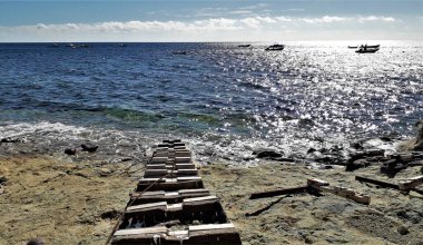 Isleta del Moro kasabasında, Cabo de Gata, Almera, Endülüs ve İspanya 'nın doğal parkında balıkçı tekneleri kurup karaya çıkaracak sistem.,