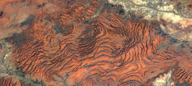 Afrika çöllerinin soyut manzarası havadan yeryüzünün derisinin şekillerine ve renklerine benzemektedir: Soyut doğalcılık, soyut doğalcılıktan mecazlara