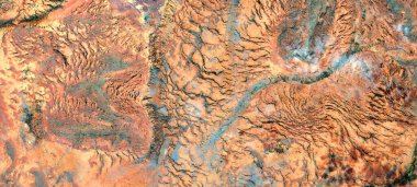 Afrika çöllerinin soyut manzarası havadan yeryüzünün derisinin şekillerine ve renklerine benzemektedir: Soyut doğalcılık, soyut doğalcılıktan mecazlara