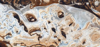 Afrika 'nın çöllerinin soyut manzaraları havadan, distopik manzaraların şekil ve renklerini taklit ederek: Soyut doğalcılık, soyut doğalcılıktan figüratif