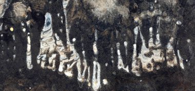 Afrika çöllerinin soyut manzarası savaş kurbanlarının şekillerini ve renklerini havadan taklit ediyor.,