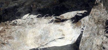 Afrika 'nın çöllerinin soyut manzaraları gökyüzünden geliyor. Kıyameti andıran distopik manzaraların şekillerini ve renklerini taklit ediyor., 