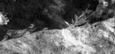 Afrika 'nın çöllerinin soyut manzaraları gökyüzünden geliyor. Kıyameti andıran distopik manzaraların şekillerini ve renklerini taklit ediyor., 