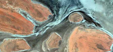 Afrika çöllerinin soyut manzarası havadan kolesterol yağının şekillerine ve renklerine benzemektedir.,