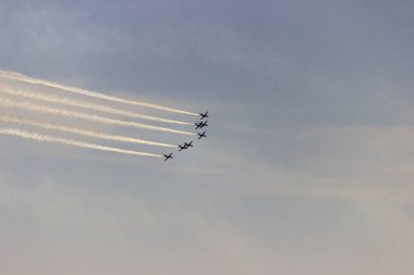 dublörlük yapan savaş uçakları, hava saldırısı, savaş, hava muharebesi gibi.,