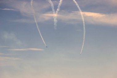 dublörlük yapan savaş uçakları, hava saldırısı, savaş, hava muharebesi gibi.,