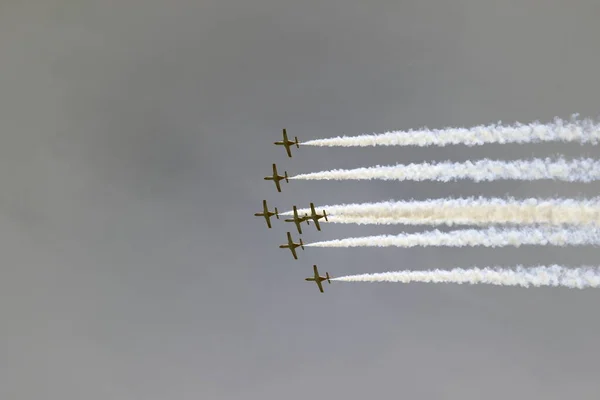 Aviones Combate Haciendo Acrobacias Emulando Ataques Aéreos Guerra Batalla Aérea —  Fotos de Stock