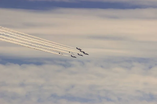 Letadla Dělají Kaskadérské Kousky Napodobují Letecké Údery Válku Leteckou Bitvu — Stock fotografie