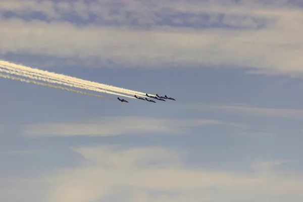 Aviones Combate Haciendo Acrobacias Emulando Ataques Aéreos Guerra Batalla Aérea —  Fotos de Stock