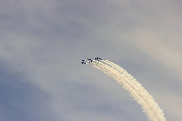 Aviões Guerra Fazendo Acrobacias Emulando Ataques Aéreos Guerra Batalha Aérea — Fotografia de Stock