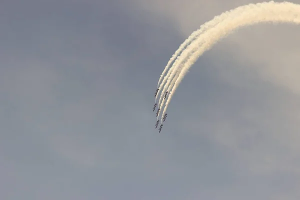 Військові Літаки Роблять Трюки Імітуючи Повітряні Удари Війну Повітряний Бій — стокове фото