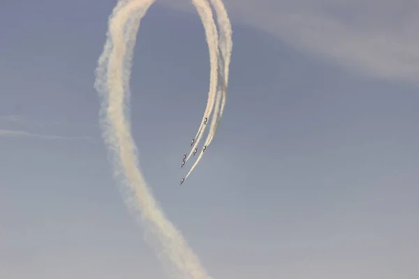 Aviones Combate Haciendo Acrobacias Emulando Ataques Aéreos Guerra Batalla Aérea —  Fotos de Stock