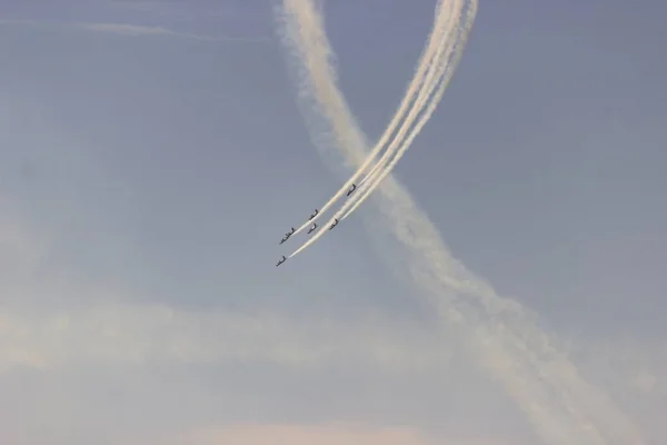 Aviones Combate Haciendo Acrobacias Emulando Ataques Aéreos Guerra Batalla Aérea —  Fotos de Stock