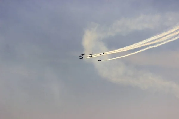 Военные Самолеты Выполняющие Трюки Подражающие Воздушным Ударам Войне Воздушной Битве — стоковое фото