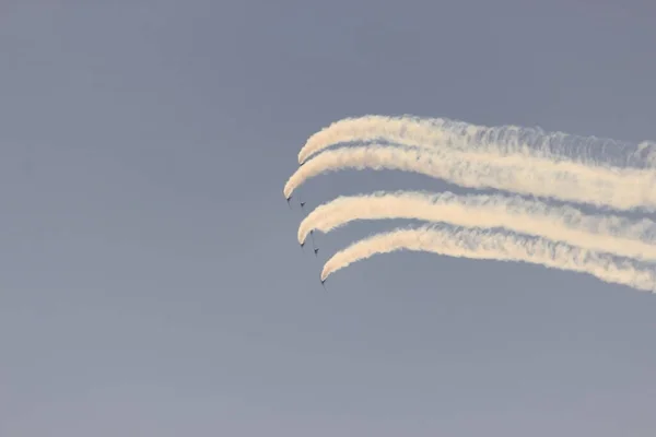 Aviones Combate Haciendo Acrobacias Emulando Ataques Aéreos Guerra Batalla Aérea —  Fotos de Stock