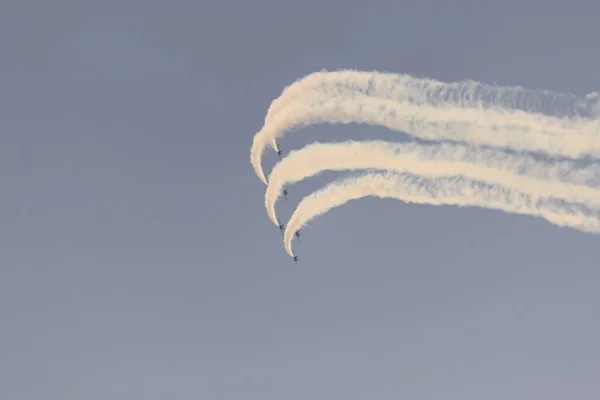 Aviones Combate Haciendo Acrobacias Emulando Ataques Aéreos Guerra Batalla Aérea —  Fotos de Stock