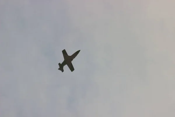 Военные Самолеты Выполняющие Трюки Подражающие Воздушным Ударам Войне Воздушной Битве — стоковое фото