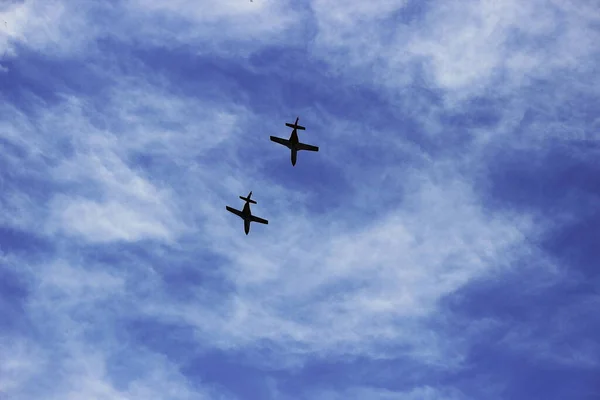 Aviones Combate Haciendo Acrobacias Emulando Ataques Aéreos Guerra Batalla Aérea — Foto de Stock