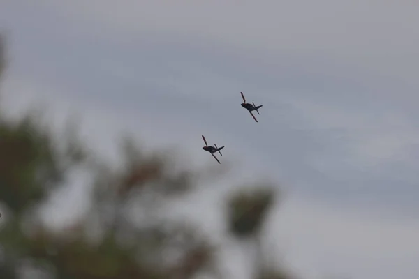 Aviones Combate Haciendo Acrobacias Emulando Ataques Aéreos Guerra Batalla Aérea — Foto de Stock