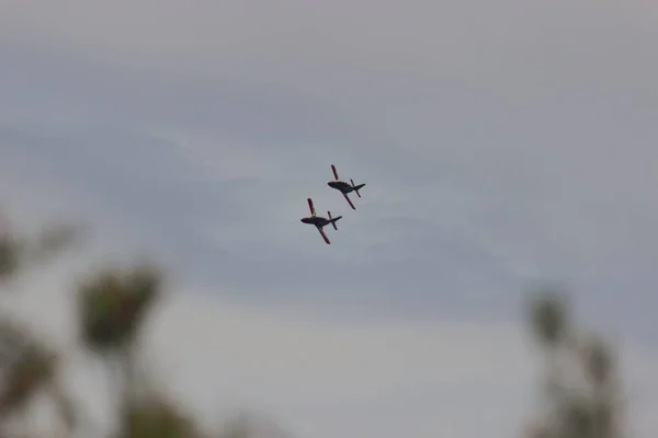 Aviones Combate Haciendo Acrobacias Emulando Ataques Aéreos Guerra Batalla Aérea — Foto de Stock