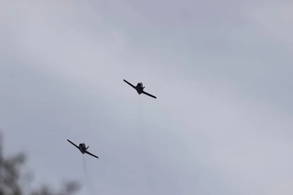 Военные Самолеты Выполняющие Трюки Подражающие Воздушным Ударам Войне Воздушной Битве — стоковое фото