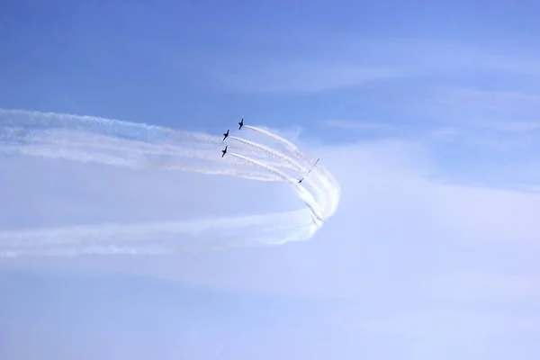 Aviones Combate Haciendo Acrobacias Emulando Ataques Aéreos Guerra Batalla Aérea —  Fotos de Stock