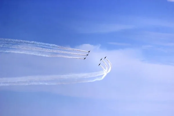 Військові Літаки Роблять Трюки Імітуючи Повітряні Удари Війну Повітряний Бій — стокове фото
