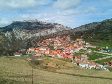 Sotres, Picos de Europa, Asturias, İspanya manzarası Cabrales peyniri ve güzel manzaralarıyla ünlüdür.