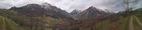 Panoramatická Fotografie Sotres Známého Turistického Města Picos Europa Asturias Španělsko — Stock fotografie