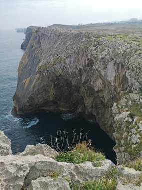 İspanya 'nın Asturias bölgesindeki kayalıklar ve plajlar,