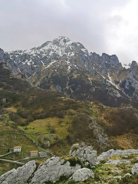 Kilátás Város Sotres Picos Europa Asturias Spanyolország Híres Termelés Cabrales — Stock Fotó