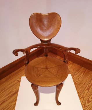 Gaudi 'nin kaprislerinin içerisindeki sandalye ve bankların modernist tasarımı,