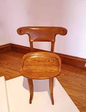 Gaudi 'nin kaprislerinin içerisindeki sandalye ve bankların modernist tasarımı,