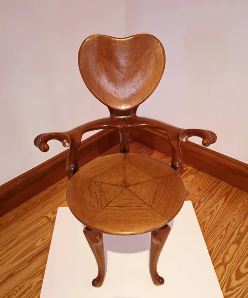 Gaudi 'nin kaprislerinin içerisindeki sandalye ve bankların modernist tasarımı,