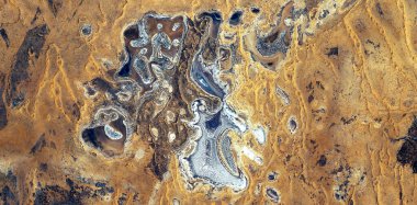 Afrika çöllerinin havadan soyut manzarası nükleer fırının şekillerini ve renklerini taklit ediyor: Soyut doğalcılık, soyut doğalcılıktan mecazi yapıya