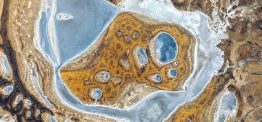 Doğumun şekillerini ve renklerini taklit eden Afrika çöllerinin soyut manzarası, Tür: Soyut doğalcılık, soyut doğalcılıktan mecazi yapıya