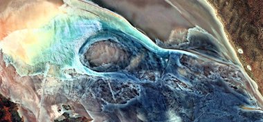 Savaştan sonra insanların şekillerini ve renklerini taklit eden Afrika çöllerinin soyut manzarası, Tür: Soyut doğalcılıktan mecazî düzene