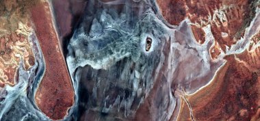 Afrika çöllerinin soyut peyzajları havadan, distopik manzaranın şekillerini ve renklerini taklit ederek, Tür: Soyut doğalcılık, soyut doğallıktan figüratif