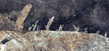 Afrika 'nın çöllerinin soyut manzarası havadan, distopik manzaranın şekillerini ve renklerini taklit ederek: soyut doğalcılık, soyut doğalcılıktan figüratif